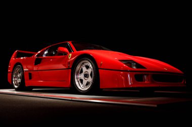 Maranello, İtalya - 01 Nisan 2023: koyu arkaplanda lüks stil Ferrari kırmızı süper araba