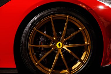 Maranello, İtalya - 01 Nisan 2023: Ferrari spor arabasının tekerine yakın çekim