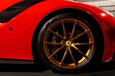 Maranello, İtalya - 01 Nisan 2023: Metal disk ve renkli frenlere sahip Ferrari lüks otomobiline yakın plan