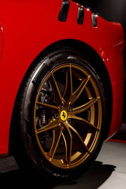 Maranello, İtalya - 01 Nisan 2023: Ferrari spor arabasının tekerine yakın çekim