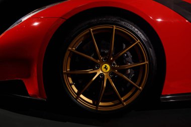 Maranello, İtalya - 01 Nisan 2023: Metal disk ve marka frenleri olan Ferrari lüks otomobiline yakın plan