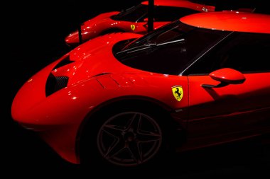 Maranello, İtalya - 01 Nisan 2023: Ferrari kırmızı spor arabasının yan görünümü