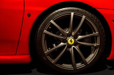 Maranello, İtalya - 01 Nisan 2023: Ferrari spor arabasının tekerine yakın çekim