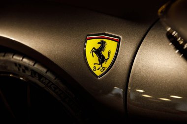 Maranello, İtalya - 01 Nisan 2023: Arabanın üzerinde Ferrari logosu
