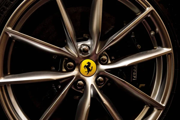 Maranello Італія Квітня 2023 Закриття Розкішного Автомобіля Ferrari Металевим Диском — стокове фото