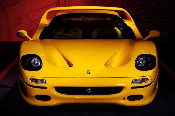 Maranello Italië April 2023 Luxe Stijlvolle Ferrari Gele Supercar Donkere — Stockfoto