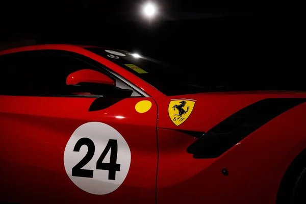 Maranello イタリア 2023年4月1日 フェラーリのロゴ 赤高級車 — ストック写真