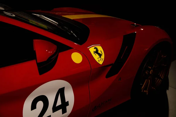 Maranello Italy Квітня 2023 Логотип Ferrari Червоному Розкішному Автомобілі — стокове фото