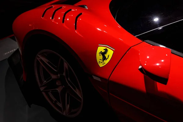 Maranello Italy Квітня 2023 Логотип Ferrari Червоному Розкішному Автомобілі — стокове фото