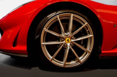 Maranello, İtalya - 01 Nisan 2023: Ferrari spor arabasının tekerine yakın çekim