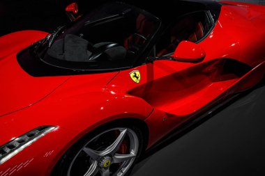 Maranello, İtalya - 01 Nisan 2023: Ferrari kırmızı spor arabasının yan görünümü