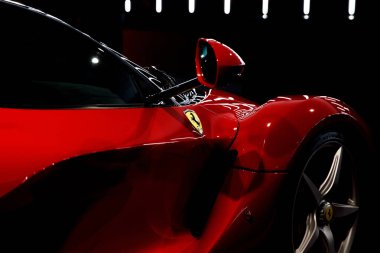 Maranello, İtalya - 01 Nisan 2023: Aerodinamik gövdesi ve aynası olan kırmızı Ferrari spor arabasının yan görüntüsü