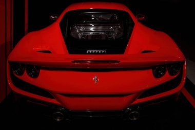 Maranello, İtalya - 01 Nisan 2023: Bagajında motoru olan kırmızı bir Ferrari 'nin arka görüntüsü