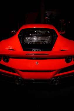 Maranello, İtalya - 01 Nisan 2023: Bagajında motoru olan kırmızı bir Ferrari 'nin arka görüntüsü