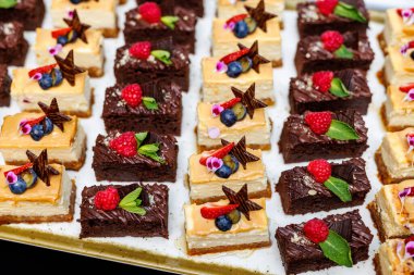 Kahvaltı büfesinde cheesecake ve brownie.