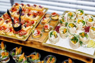 Otel büfesinde çeşitli atıştırmalıklar var.