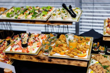 Otel büfesinde çeşitli atıştırmalıklar var.