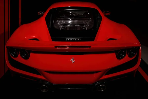 イタリアのマラネッロ 2023年4月1日 トランク内のエンジンを持つ赤いフェラーリのリアビュー — ストック写真