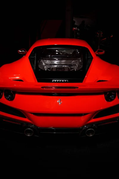 イタリアのマラネッロ 2023年4月1日 トランク内のエンジンを持つ赤いフェラーリのリアビュー — ストック写真