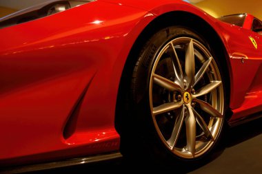 Maranello, İtalya - 01 Nisan 2023: Metal disk ve renkli frenlere sahip Ferrari lüks otomobiline yakın plan