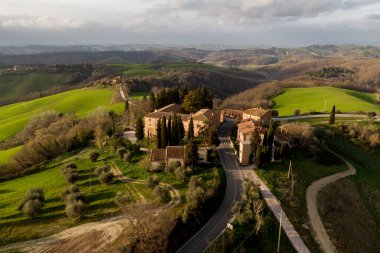 Tuscany 'de bir tepelik konutun yer aldığı İtalyan kırsal manzarası