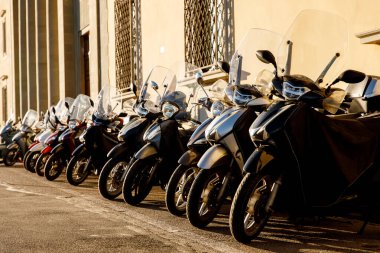 Eski bir İtalyan kasabasında park etmiş scooterlar.