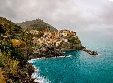 İtalya 'ya seyahat: Uçurumdaki Manarola köyü renkli evler