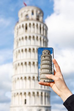 İtalya 'da tatildeyken Pisa Kulesi' ne yaslanmanın mobil fotoğrafını çekiyorum..