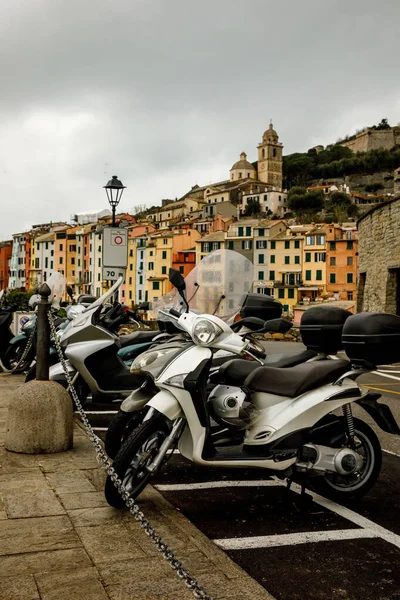 Klassieke Scooters Smalle Straatjes Van Italiaanse Stad — Stockfoto