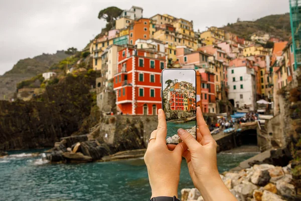 游客在去意大利旅行时使用智能手机摄像头来节省记忆 Cinque Terre智能手机照片 — 图库照片