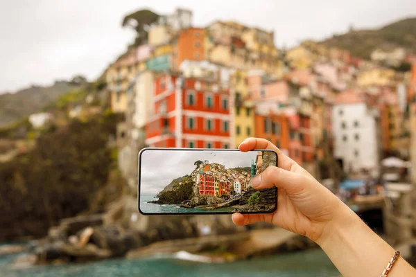 Turista Salvar Memórias Usando Câmera Smartphone Durante Viagem Para Itália — Fotografia de Stock