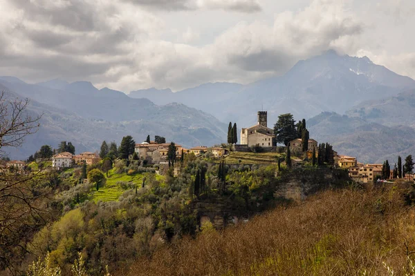 알프스 아래의 마을입니다 이탈리아에 알피아푸아 바르가 인상적 — 스톡 사진