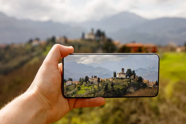 旅行写真 観光客はスマートフォンを使用して美しいイタリアの風景の写真を撮る — ストック写真