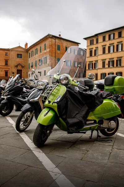 Geparkeerde Scooter Een Italiaanse Oude Stad — Stockfoto