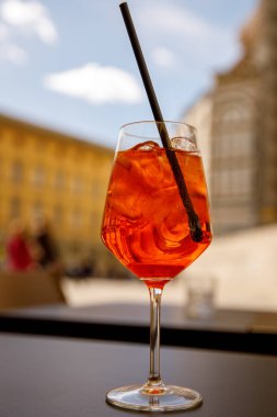 Bir şehir kafesinde bir bardak İtalyan Aperol Spritz Kokteyli