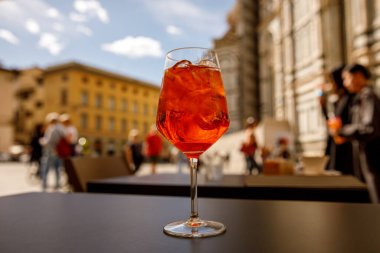 Bir şehir kafesinde bir bardak İtalyan Aperol Spritz Kokteyli