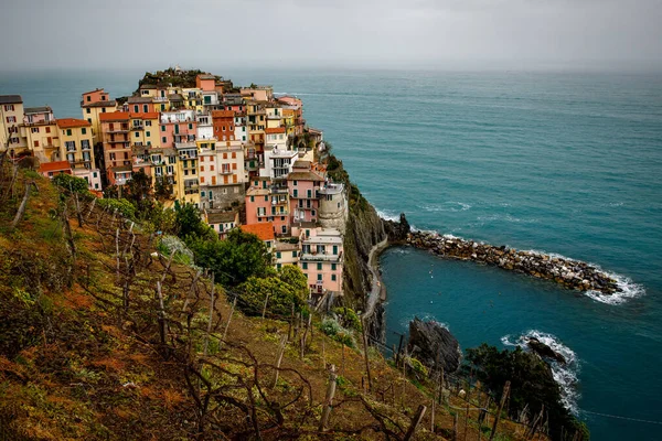 이탈리아 절벽에 인마나 — 스톡 사진