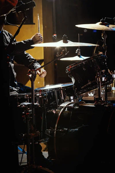 Percussionista Atuando Conjunto Tambores Rocha Com Baquetas — Fotografia de Stock