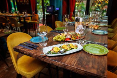 Restoranda bir tabakta mısır cipsi ile guacamole.