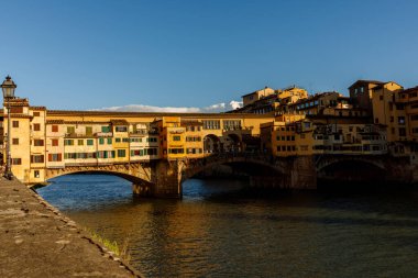 Floransa, İtalya 'daki ünlü Vecchio Köprüsü