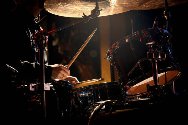 Барабанщик играет с барабанными палочками на рок-барабане