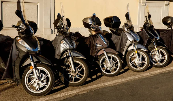 Geparkeerde Scooters Een Italiaanse Oude Stad — Stockfoto