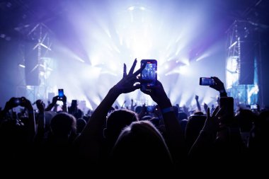 Bir müzik etkinliğinde akıllı telefon kalabalığı.