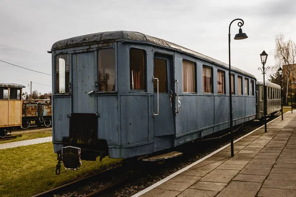 Vintage Τρένο Σιδηροδρομικής Μεταφοράς Περιμένει Στην Πλατφόρμα — Φωτογραφία Αρχείου