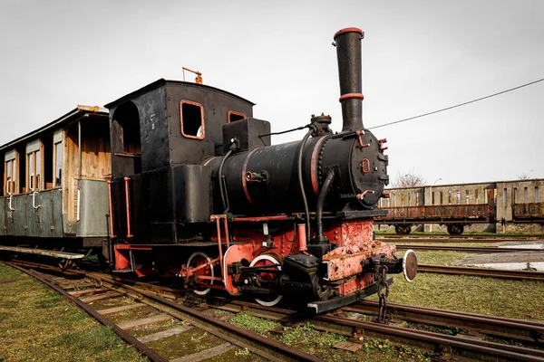 老式火车头 露天车站的蒸汽机车 — 图库照片