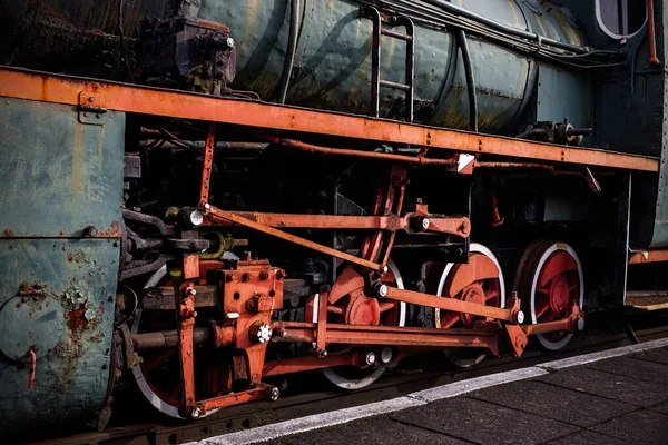 老式蒸汽机车的红色金属轮 — 图库照片