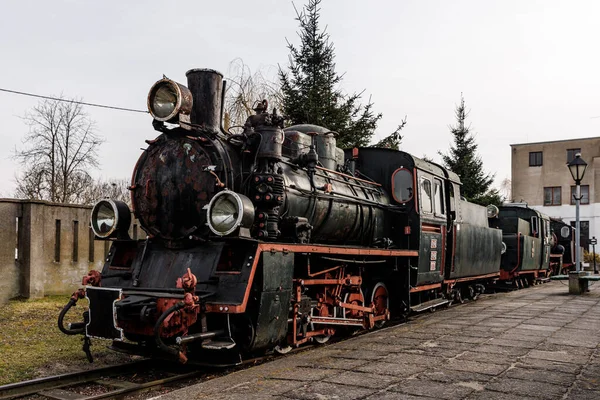 老式火车头 露天车站的蒸汽机车 — 图库照片