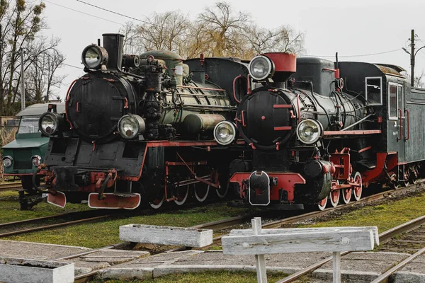 露天铁路车厂的经典蒸汽机 — 图库照片