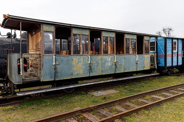 Vintage Τρένο Σιδηροδρομικής Μεταφοράς Περιμένει Στην Πλατφόρμα — Φωτογραφία Αρχείου