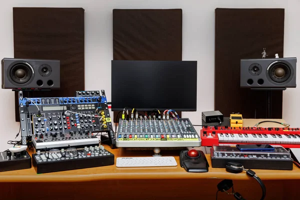 音楽制作スタジオにサウンドエンジニア機器を設置 — ストック写真